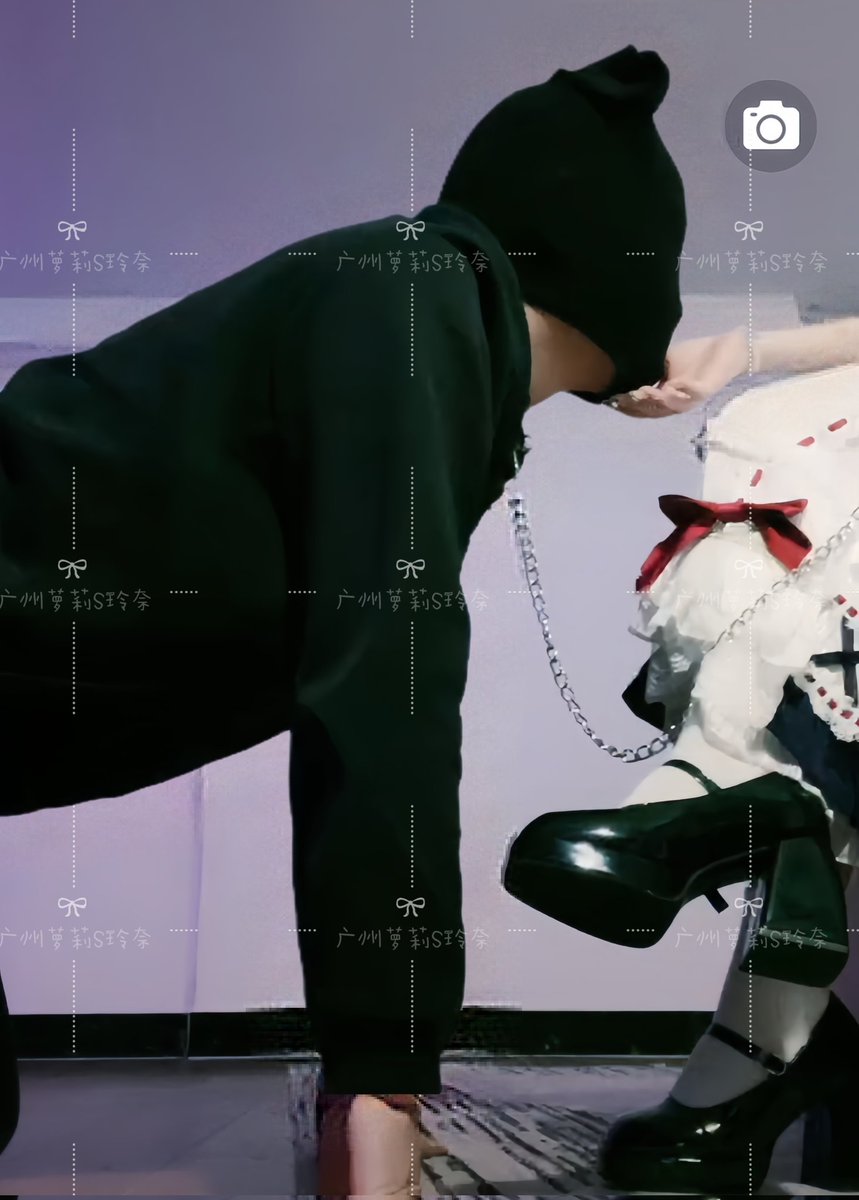 LolisLin0's tweet photo. 鞋子弄脏了可不行，必须让狗狗舔干净～ https://t.co/7TrArPWlJD