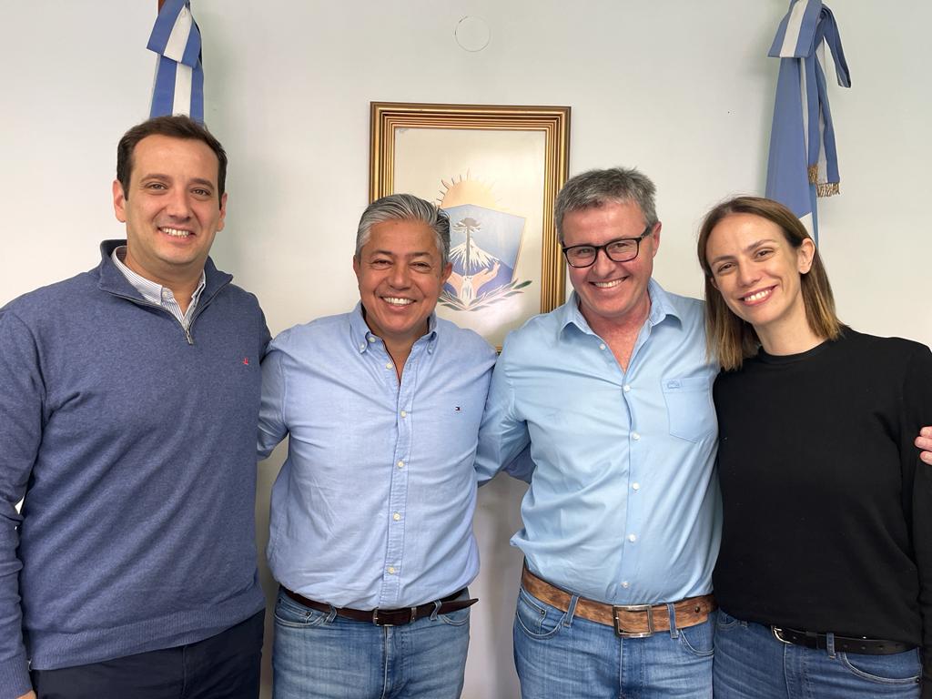 Rolo Figueroa (@rolo_figueroa) on Twitter photo Nos reunimos con el intendente de Plaza Huincul, <a href="/ClauLarraza/">๐๐ฅ๐๐ฎ๐๐ข๐จ ๐๐๐ซ๐ซ๐๐ณ๐</a>, para conocer los avances de su primera semana al frente del municipio
Expresamos nuestro apoyo a una gestiรณn que ya se destaca por su impronta. Vamos a trabajar juntos por el progreso de la ciudad #GestiรณnEnMarcha Nos reunimos con el intendente de Plaza Huincul, <a href="/ClauLarraza/">๐๐ฅ๐๐ฎ๐๐ข๐จ ๐๐๐ซ๐ซ๐๐ณ๐</a>, para conocer los avances de su primera semana al frente del municipio
Expresamos nuestro apoyo a una gestiรณn que ya se destaca por su impronta. Vamos a trabajar juntos por el progreso de la ciudad #GestiรณnEnMarcha