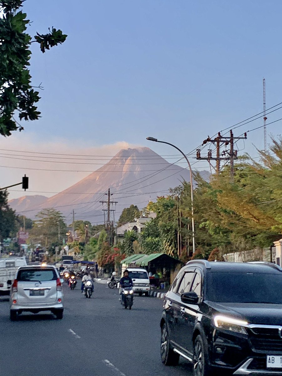 NR_Sacha4's tweet photo. @merapi_uncover Jakal. Bukan hari ini sih tp kapan itu jg sama min merapi lg nambah gagah bgt krna cuaca cerah. Tadi liat jg tp ga sempat foto. https://t.co/T1vZwC40en