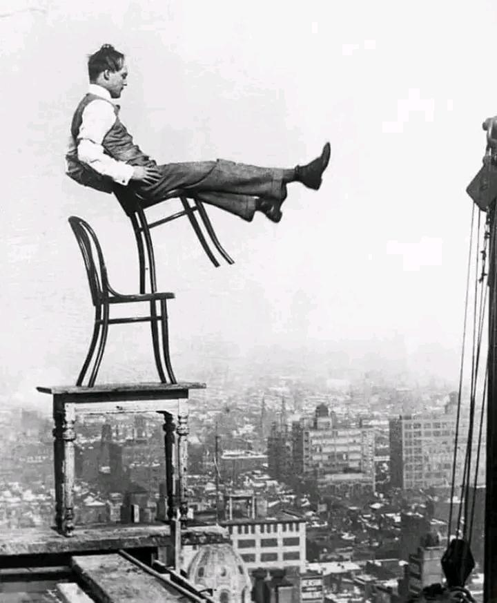ericmachariafan's tweet photo. In 1920, a New York adventurer pushed his limits. Stunts like this one were very popular in the 20’s -30’s. https://t.co/buSprD1Z2Y