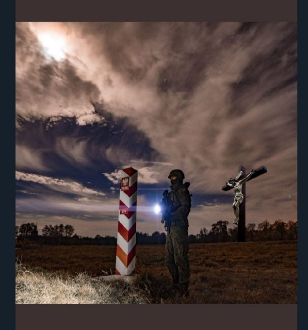 Ogromny szacunek dla służb, które stoją na straży granic ,żeby chronić nasze życie "Nie zamykasz drzwi na noc, bo nienawidzisz ludzi na zewnątrz. Zamykasz, bo Kochasz  ludzi w środku" #MuremZaPolskimMundurem❤️🇵🇱 @Straz_graniczna #WojskoPolskie
