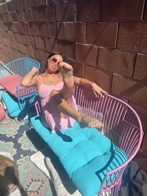 What is happening #feet #toes https://t.co/WoVN3UvPXs<a href="/tag/feet"class="tags">#feet</a><a href="/tag/toes"class="tags">#toes</a>