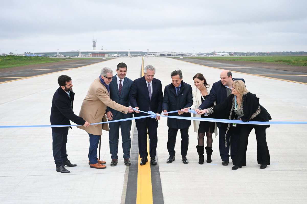 🙌🏼 El presidente <a href="/alferdez/">Alberto Fernández</a> encabezó, junto al ministro de Transporte, <a href="/DiegoGiuliano/">Diego Giuliano</a>, la inauguración de la nueva calle de rodaje del aeropuerto de Ezeiza.✈️