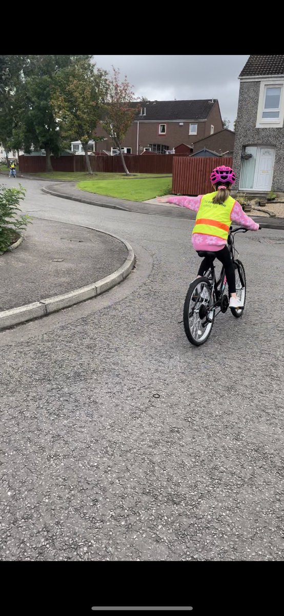 MissLunn4's tweet photo. Today’s Bikeability session allowed us to put all our practice into use when we were asked to turn right, left, stop, pass parked cars and make u-turns all in one route! We had to think carefully about our signalling and how we were positioned on the road. @stdavidsPS_ELC https://t.co/r18HwYXYv4