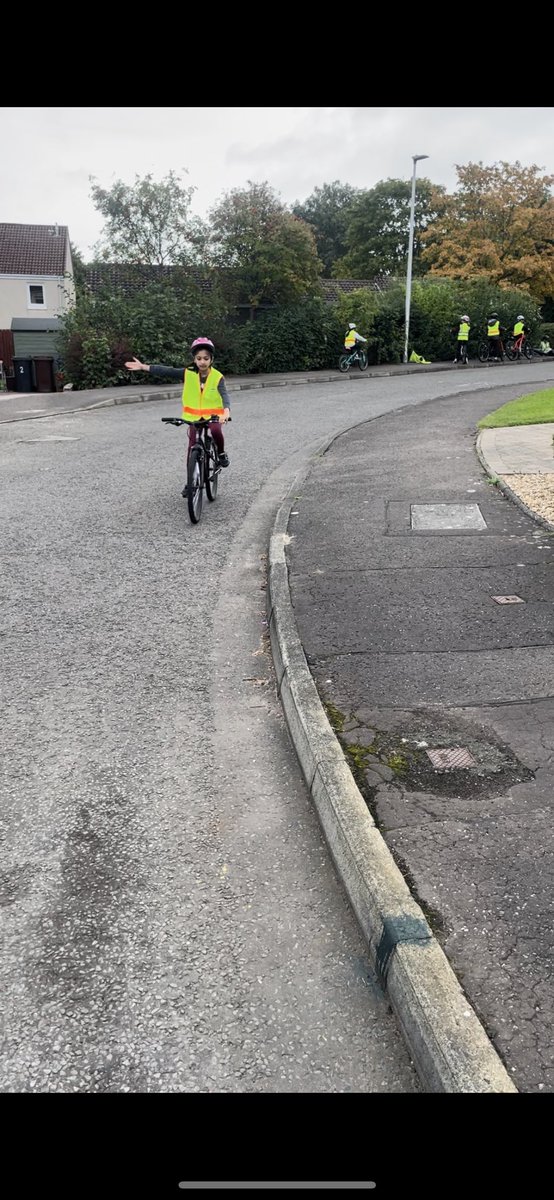 MissLunn4's tweet photo. Today’s Bikeability session allowed us to put all our practice into use when we were asked to turn right, left, stop, pass parked cars and make u-turns all in one route! We had to think carefully about our signalling and how we were positioned on the road. @stdavidsPS_ELC https://t.co/r18HwYXYv4