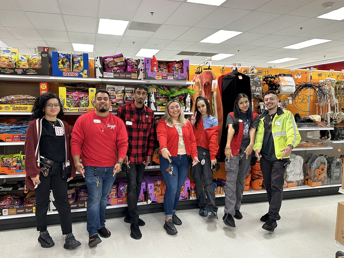 Lesliee14_'s tweet photo. The #T3230 team came out this Friday to show off our Fresh kicks on Yeezy Dayyy 👟 😌 #ForestHills #whoworeitbest #WorkSomewhereYouLove https://t.co/Nuh8HGEizX