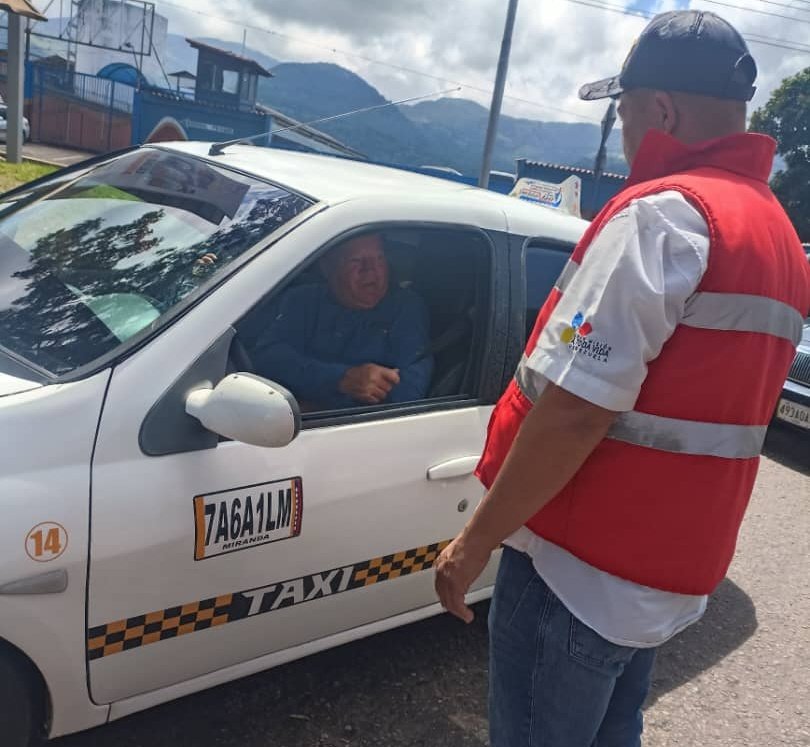 #22Sep| Funcionarios de la oficina regional san cristóbal y @PNBVzla  desplegados  en  la redoma La ULA entrada a la ciudad cordial, orientando sobre el buen uso del cinturón de seguridad y el casco protector.

#ElesequivoEsDeVenezuela