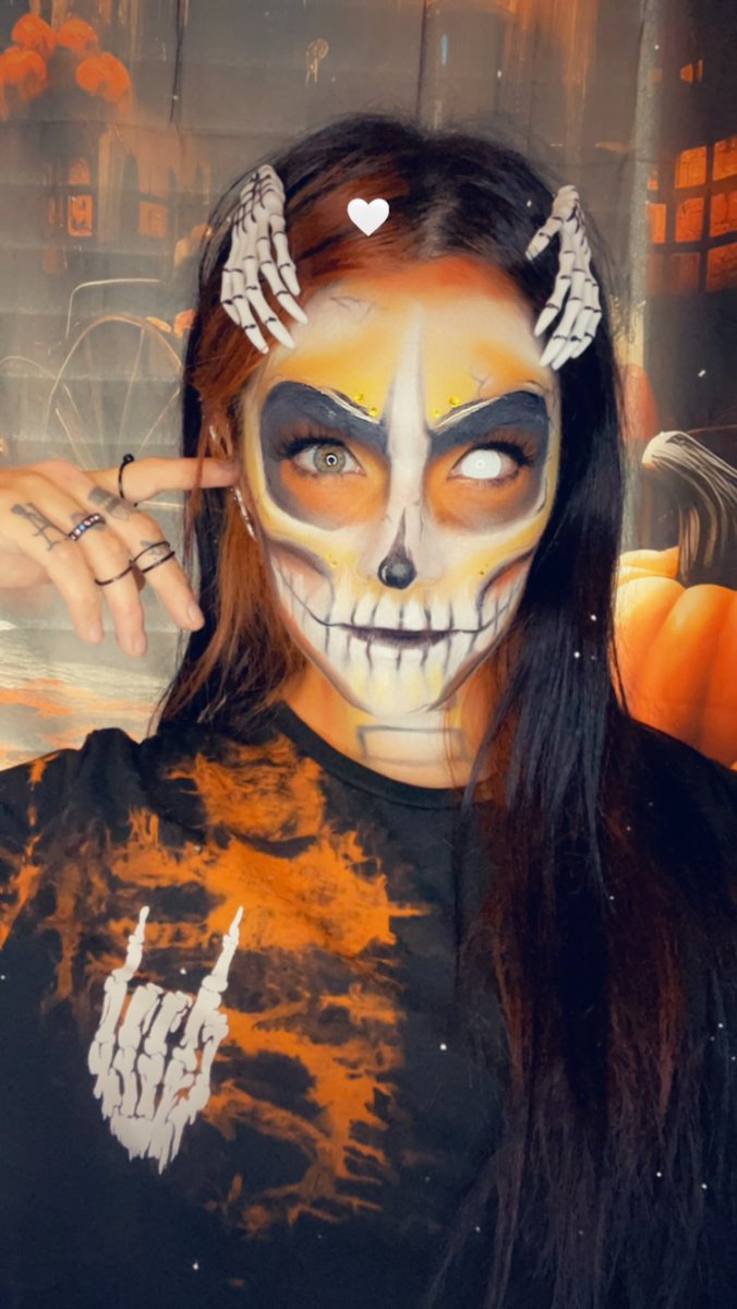 krissycalderon's tweet image. Halloween contacts from @unicoeye 
Skeleton hair clips and shirt from @SHEIN_Official  💀🎃🖤  eyeshadow palette used @ProfusionCo #profusion #makeup  festival palette