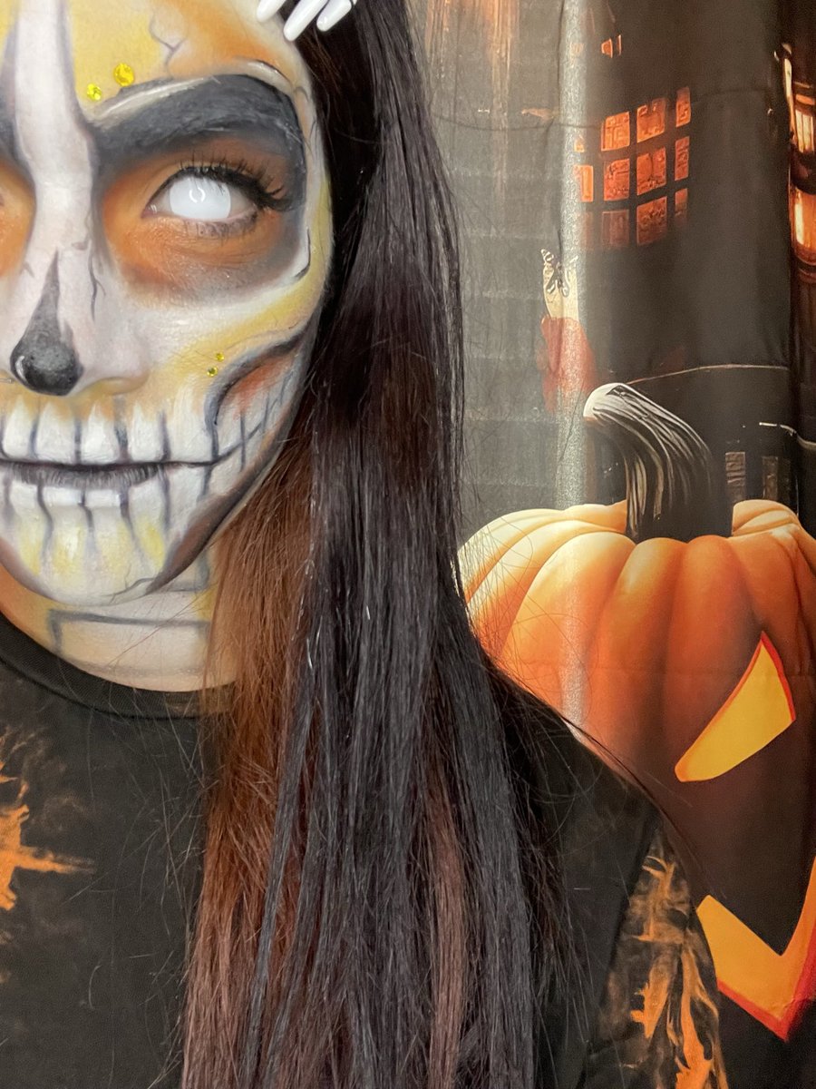 krissycalderon's tweet image. Halloween contacts from @unicoeye 
Skeleton hair clips and shirt from @SHEIN_Official  💀🎃🖤  eyeshadow palette used @ProfusionCo #profusion #makeup  festival palette