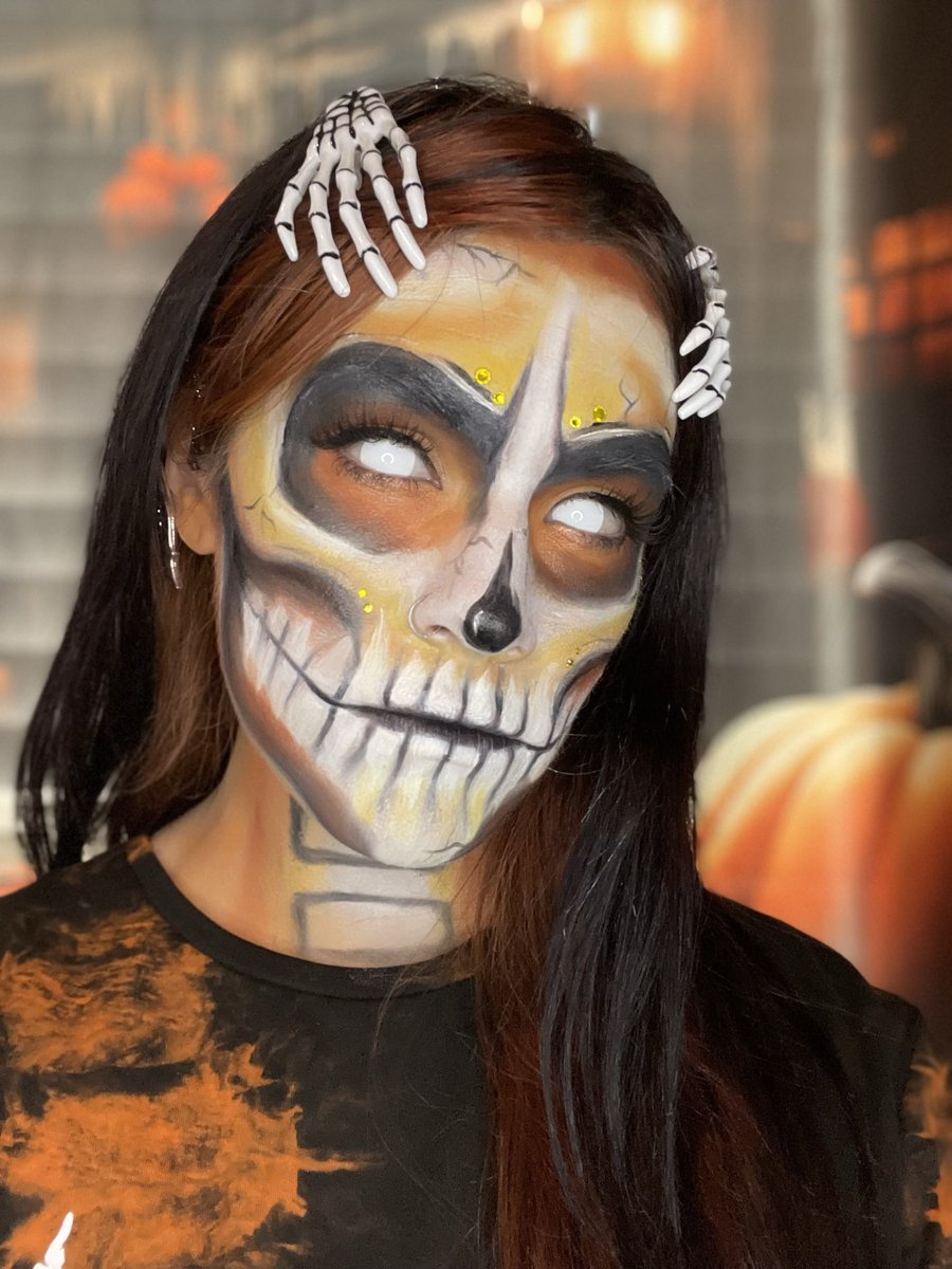 krissycalderon's tweet image. Halloween contacts from @unicoeye 
Skeleton hair clips and shirt from @SHEIN_Official  💀🎃🖤  eyeshadow palette used @ProfusionCo #profusion #makeup  festival palette