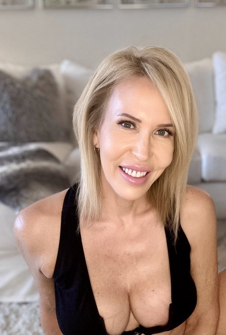 Happy Friday! That&rsquo;s something to smile about. 😀 XOXO 💋  #FridayFeeling #fridaymorning #fridaymood #FridayVibes<a href="/tag/fridayfeeling"class="tags"><span>#fridayfeeling</span></a><a href="/tag/fridayfunday"class="tags"><span>#fridayfunday</span></a><a href="/tag/fridaymood"class="tags"><span>#fridaymood</span></a><a href="/tag/fridayvibes"class="tags"><span>#fridayvibes</span></a>