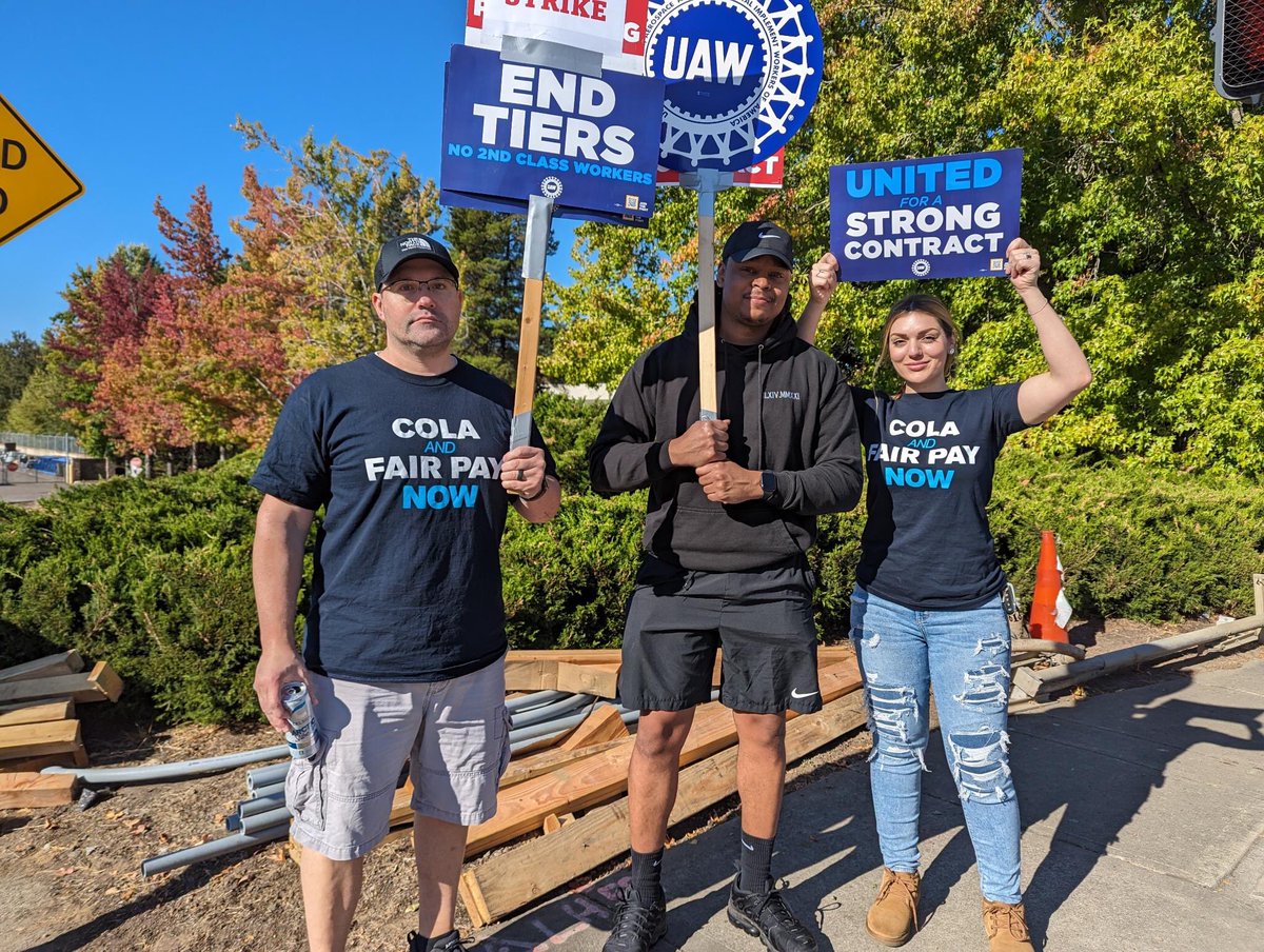 JwJpdx's tweet photo. 🪧Join Portland-area autoworkers on the picket line 7am to 7pm Monday-Saturday!

UAW Local 492 members who work at the Stellantis distribution center in Beaverton (10030 SW Allen Blvd, Beaverton, OR 97005) are ON STRIKE! 💥

Stand with UAW members who #StandUp for all of us! https://t.co/CSpCslTFHk