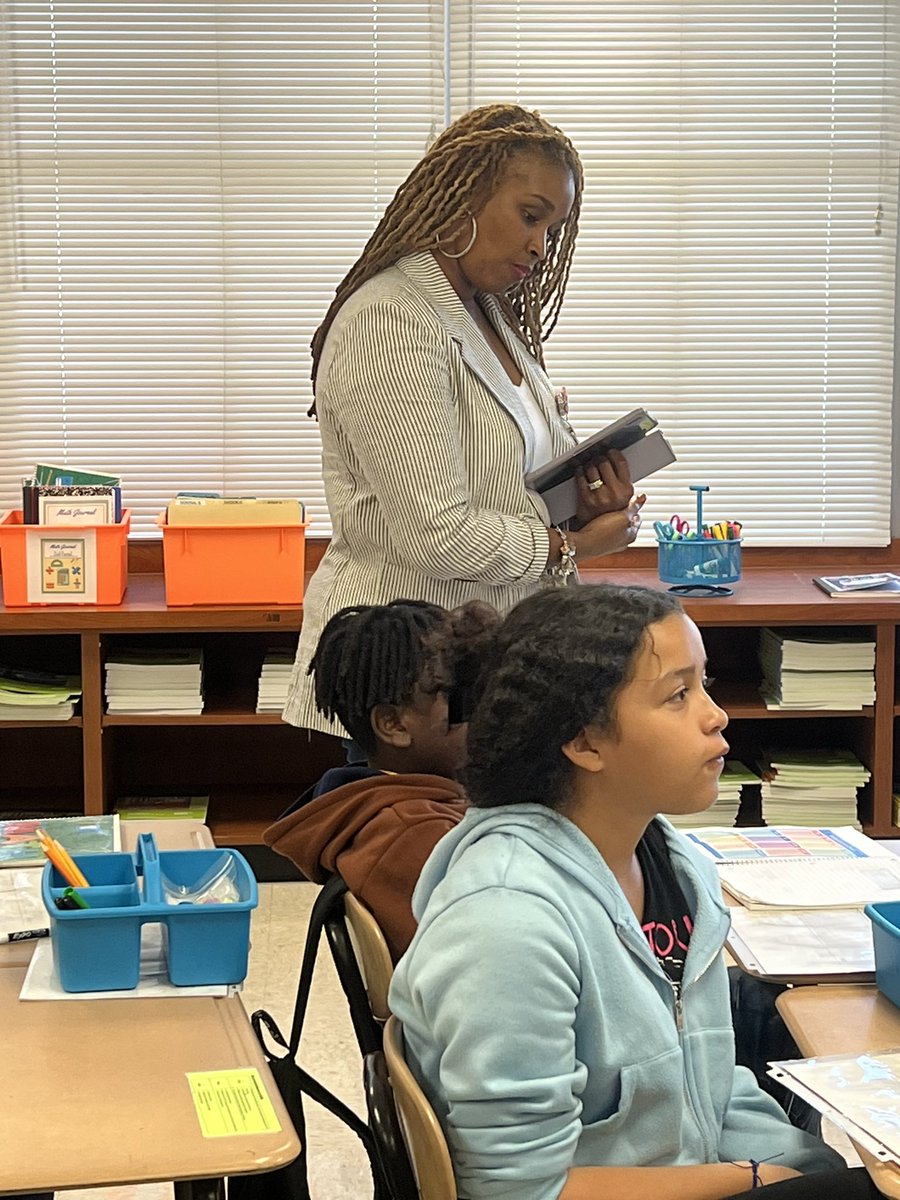 Leigha_Curry7's tweet photo. “Talent wins games, but teamwork and intelligence win championships." This team is 🔥 #bettertogether #trueNorth #factsoverfeelings #greenNGROWING 💚 #FirstNBest @HISDNorthDiv https://t.co/Z2Fp2o2NXP