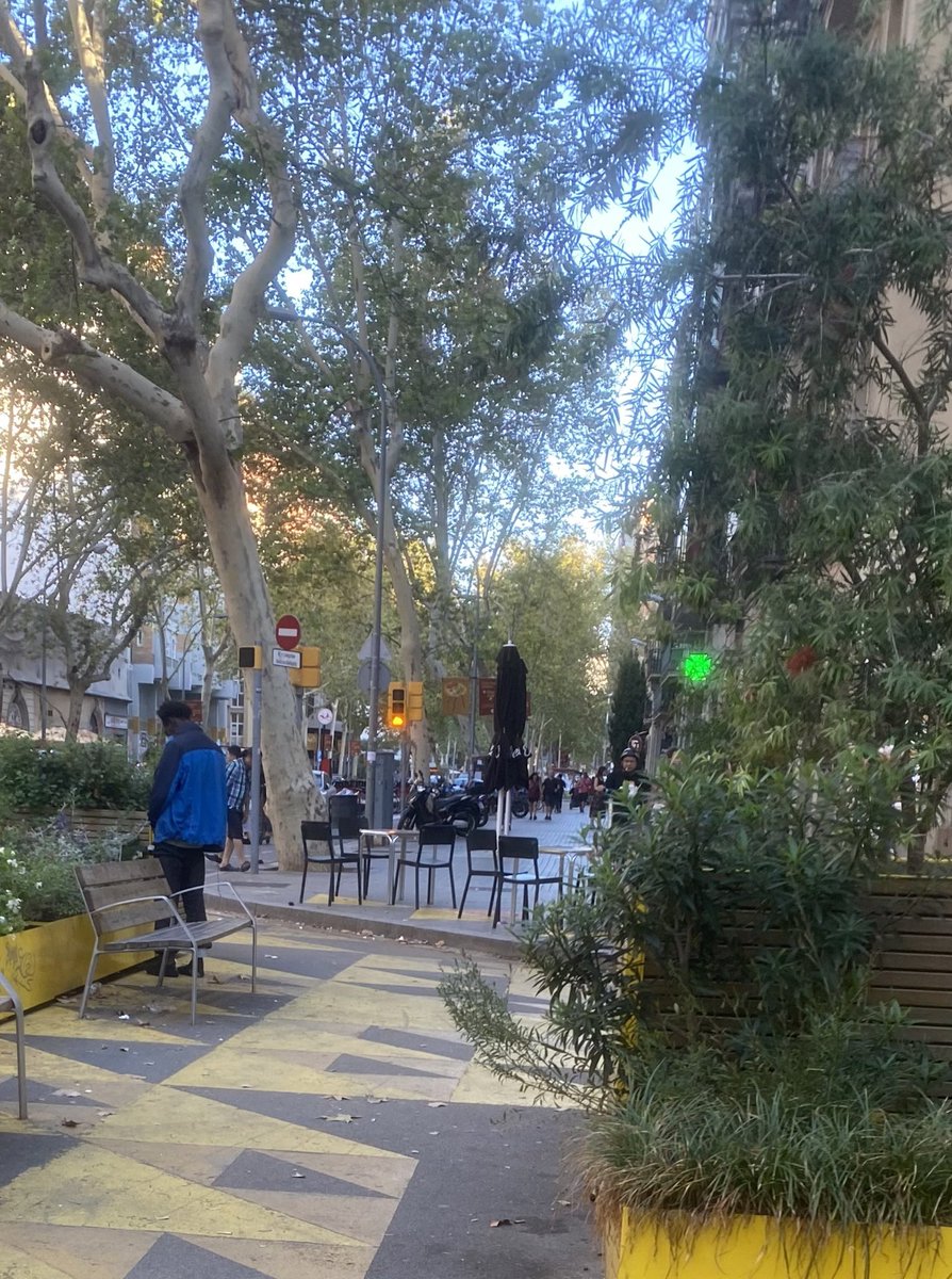 bcnesqueix90324's tweet image. Avui tenim aquest habitual que sempre porta els pantalons baixats i es agressiu, a mes d’un perill públic, pixant a la #superillaBarcelona 18.30 h #SantAntoni  #eixample #plaendreça  #pixaners de #Barcelona @bcn_ajuntament @jaumecollboni