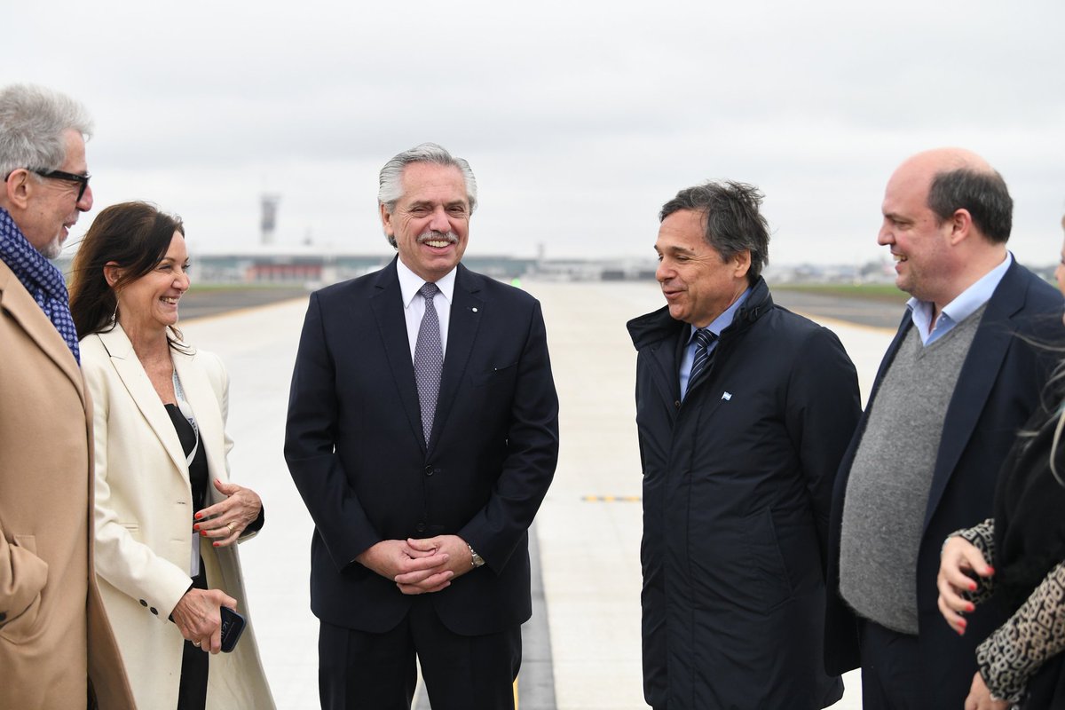 El presidente Alberto Fernández (<a href="/alferdez/">Alberto Fernández</a>) inauguró la nueva calle de rodaje del aeropuerto de Ezeiza ✈️, que duplica su capacidad operativa, fortalece la seguridad y evita demoras, ya que optimiza los tiempos de maniobra de los aviones ✅

casarosada.gob.ar/slider-princip…