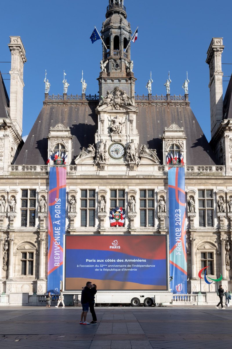 Anne_Hidalgo's tweet photo. Paris aux côtés des Arméniens à l’occasion du 32e anniversaire de l’indépendance de la République d’Arménie.

Nos pensées vont aux Arméniennes et aux Arméniens de l'Artsakh, plongés dans une dramatique crise humanitaire en raison des agressions répétées de l'Azerbaïdjan. https://t.co/iLOpStvfqx