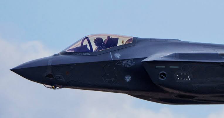 salmanaliawan's tweet photo. U.S. fighter #F35 jet flew 100 km unpiloted, pilot tried to explain to perplexed 911 operator
#F35Missing
#USAF
#USMARINES
@AirOpsSyndicate https://t.co/K8kBxmdtKw