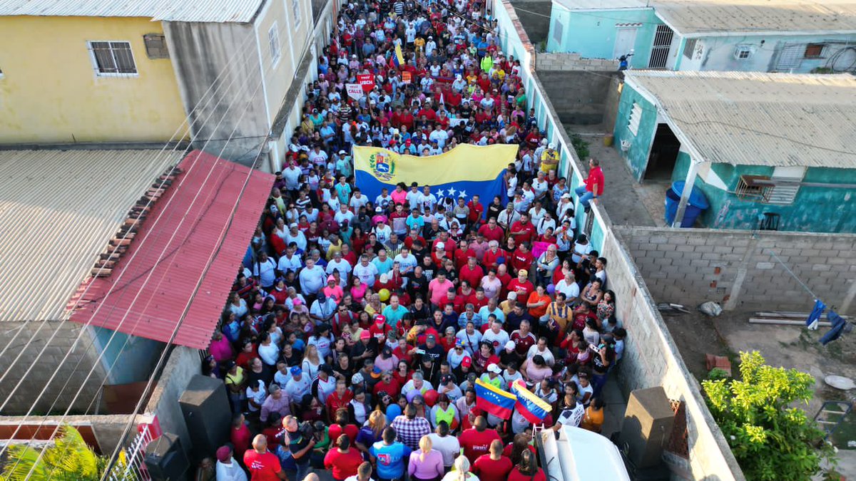 Estoy sorprendido al ver estas hermosas imágenes del pueblo del sector San José de la parroquia San Gabriel, en la ciudad Coro, estado Falcón. Hombres, mujeres y jóvenes aguerridos movilizados con valentía y amor. Sigamos avanzando por la Paz y la felicidad de nuestra Patria.