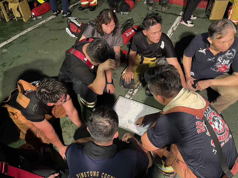 JamesHsiehtw's tweet photo. 屏東惡火造成103人傷亡，其中包含1名消防員殉職、3名消防員受困。

失聯3名消防員剛已找到，已全數殉職

非常沉重

RIP https://t.co/AR5HGKOOjk