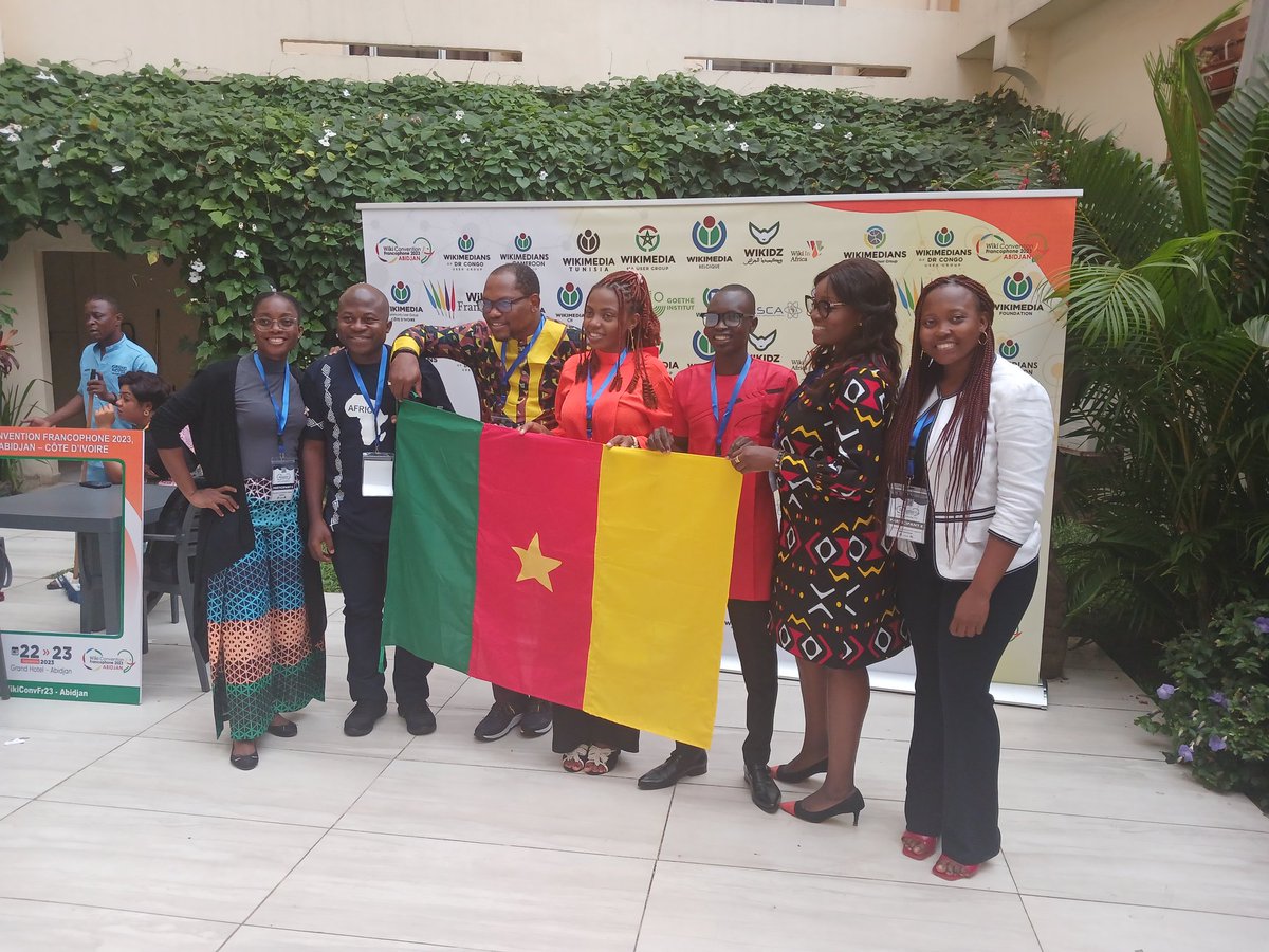 MinetteLontsie's tweet photo. Fin de la première journée des conférences. Photos de groupe de la #TeamCameroun vraiment bien représentée à Abidjan. Au total 9 wikimediens du Cameroun présents. #Wikiconvention.#WikiConvFr23 https://t.co/aCmE2hATWk