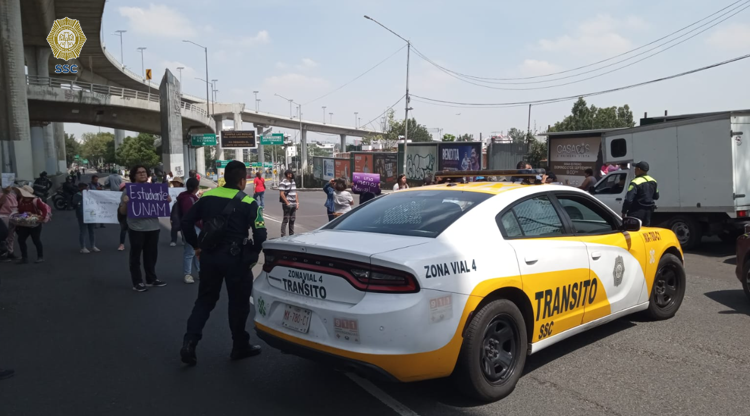 OVIALCDMX's tweet photo. #PrecauciónVial | Cerrada la circulación en la Autopista México-Cuernavaca y su continuación Av. Insurgentes al Norte a la altura de Viaducto Tlalpan, por manifestantes. #AlternativaVial Picacho Ajusco y Carretera México-Oaxtepec. https://t.co/794sQj3bCJ