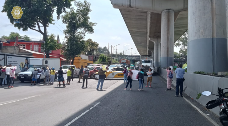 OVIALCDMX's tweet photo. #PrecauciónVial | Cerrada la circulación en la Autopista México-Cuernavaca y su continuación Av. Insurgentes al Norte a la altura de Viaducto Tlalpan, por manifestantes. #AlternativaVial Picacho Ajusco y Carretera México-Oaxtepec. https://t.co/794sQj3bCJ