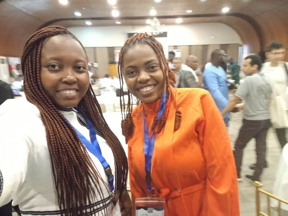MinetteLontsie's tweet photo. Fin de la première journée des conférences. Photos de groupe de la #TeamCameroun vraiment bien représentée à Abidjan. Au total 9 wikimediens du Cameroun présents. #Wikiconvention.#WikiConvFr23 https://t.co/aCmE2hATWk