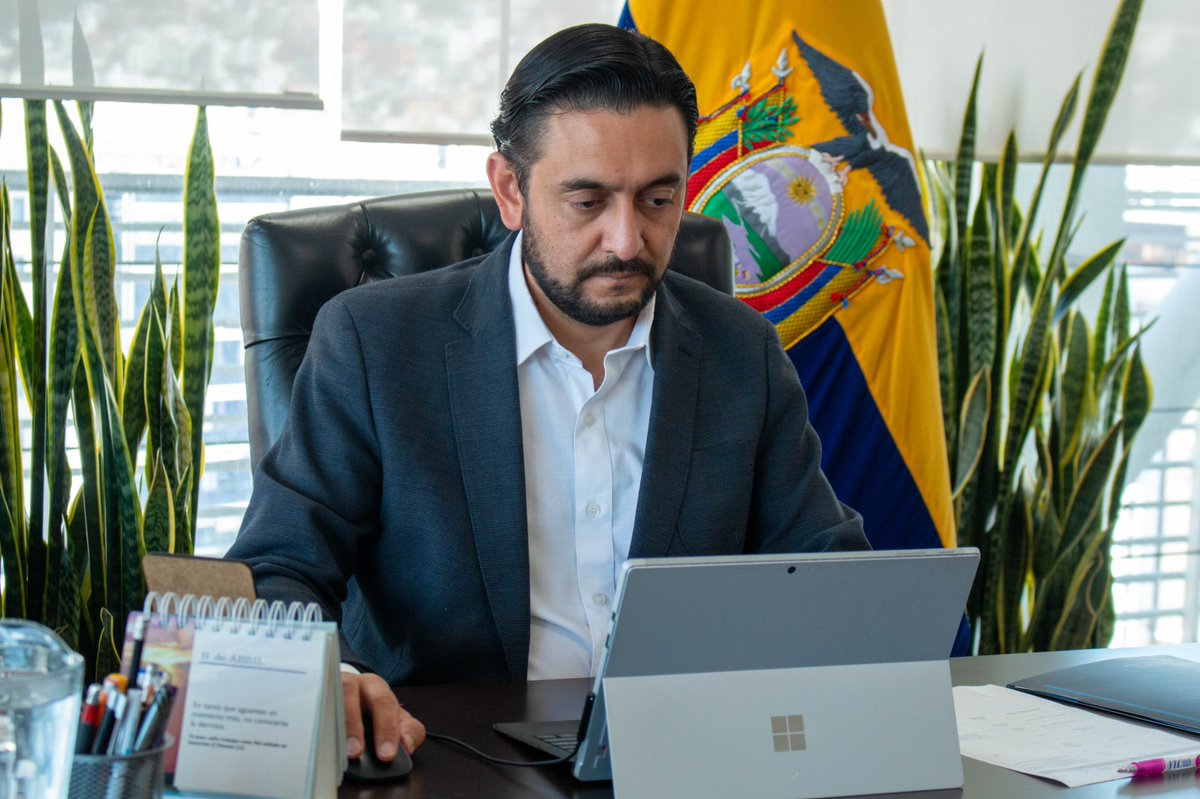Produccion_Ecu's tweet photo. El ministro @dlegarda se reunió con representantes de @IFC_LAC, la mayor institución internacional de desarrollo, para dar a conocer los avances de Ecuador para superar la tarjeta amarilla 🐟🇪🇨. Se informó que se espera la visita de la DG MARE a Ecuador en noviembre. https://t.co/QmqG3BJcfe