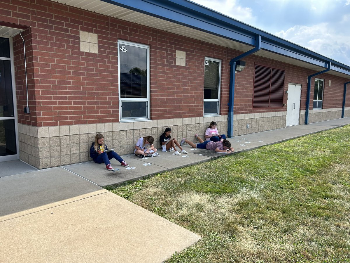 Today we went outside for our Writer’s Workshop! ☀️

#smallmoments #5thGradeCampfreewrite #personalnarrative