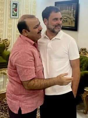 BSP सांसद दानिश अली जी से मिलने उनके निवास पर पहुंचे Rahul Gandhi  जी। 

कल भरी संसद में BJP सांसद रमेश बिधूड़ी ने दानिश अली जी का अपमान किया था, उन्हें बेहद अमर्यादित और असंसदीय अपशब्द कहे थे। और भाजपा के दो पूर्व मंत्री भद्दे ढंग से हंसते रहे।

रमेश बिधूड़ी की यह शर्मनाक और ओछी