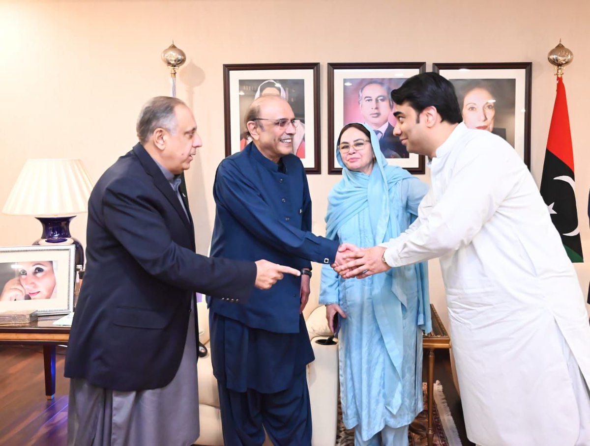 MJIA88PPP's tweet photo. لاہور: پاکستان پیپلزپارٹی پارلیمنٹرینز کے صدر آصف علی زرداری سے بلاول ہاؤس میں ملاقات کے بعد سابق رکن بلوچستان اسمبلی ڈاکٹر رقیہ ہاشمی کے صاحبزادے سید حسنین ہاشمی پاکستان پیپلزپارٹی میں شامل ہوگئے
@AAliZardari 
#PPP #AsifAliZardari #lahore #JoinPPP https://t.co/WaCX7LYhPO