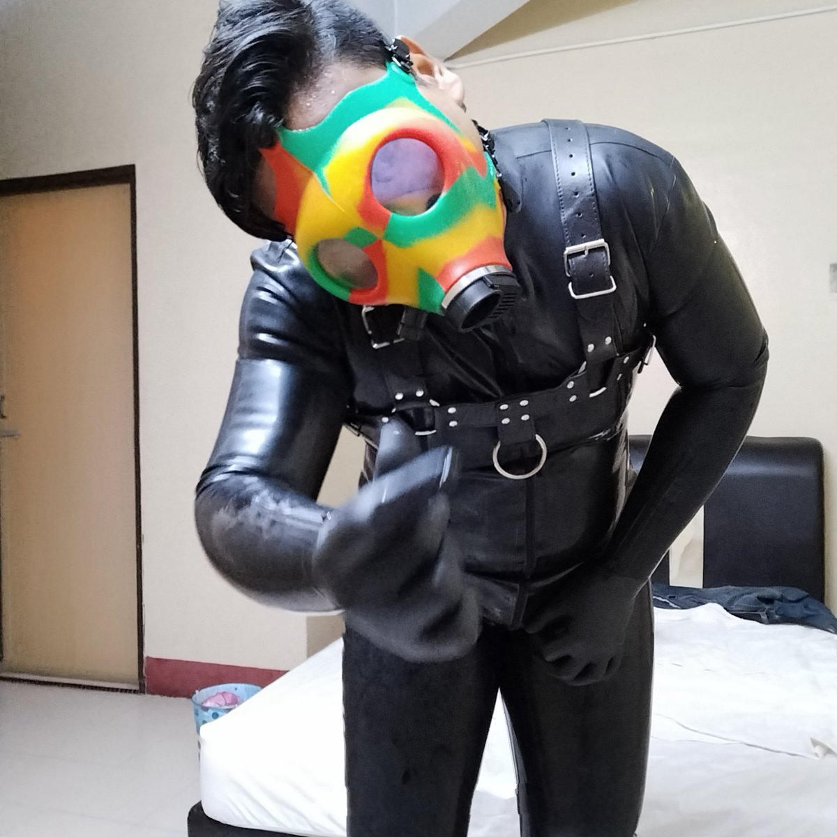 RubberWan's tweet photo. due to the condition of the house not being like it used to be, I had to find a cheap hotel to let go of my longing for latex..

#latex #latexfetish #latexcatsuit #rubbercatsuit #latexgay #rubberfun #rubberdrone #rubberfetish #gaylatex #gayrubber #rubberfetish #rubbermen #gasmask https://t.co/yXBHSN23GG