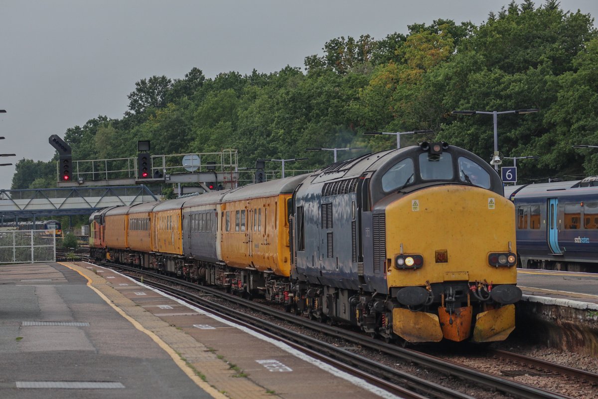 I'm back! Here we have HNRC 37612 heading failed DBSO 9701 through Orpington on 3Z03 DBY - XLM Ultrasonic stock move with Colas 37421 trailing behind (08/09/2023) #harryneedlerailroadcompany #colasrail #colasrailfreight #networkrail #networkrailtesttrain #testtrain #class37