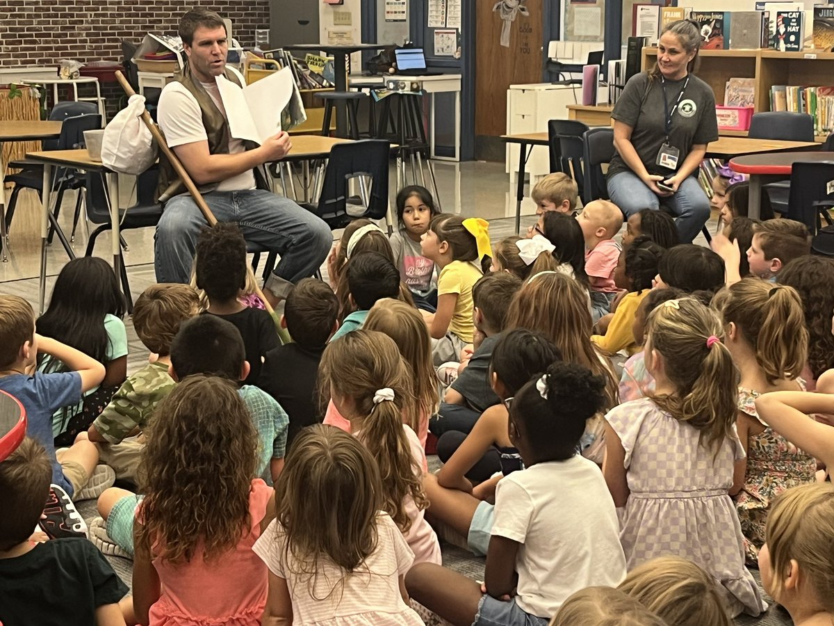 1st grade had a very famous mystery reader today!!  They loved meeting Johnny Appleseed today!  @KnappKnowsHomes @mrsolsona2 @LewisvilleISD #mysteryreader #johnnyappleseed