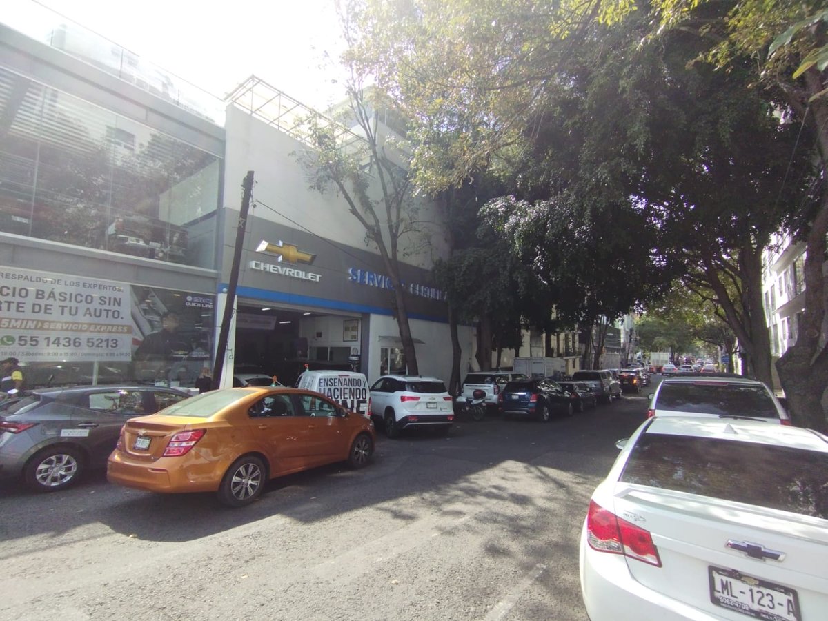 patylopezmx's tweet photo. @BJAlcaldia Hola! Solicito su ayuda: frente a nuestros edificios tenemos una agencia Chevrolet que tiene el hábito de crear permanentemente una segunda fila. Esto causa problemas de circulación que cada vez se agravan. ¿Alguien puede ayudarnos? En Anaxagoras y Viaducto. Gracias https://t.co/CyKsRe1RP5
