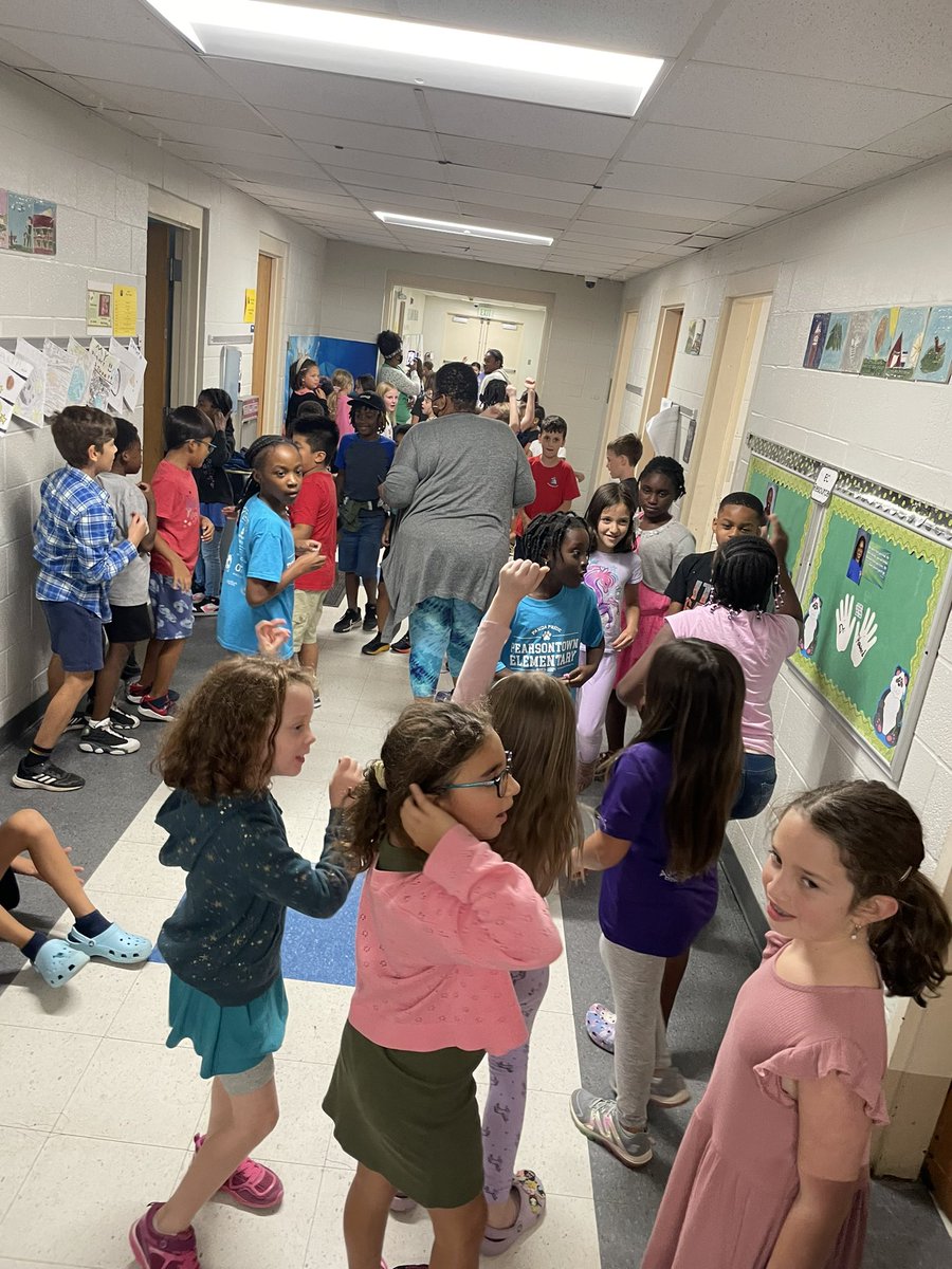 MrsDSkidmore's tweet photo. 3rd grade hallway dance party!! What a great way to end an awesome 1st quarter! Intersession, here we come!!! https://t.co/FSUvhw7xrg