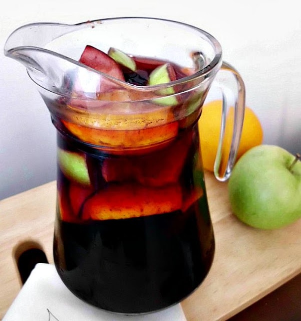 EvelynMyTurn4us's tweet photo. This Fall Spiced Sangria recipe has the flavors of harvest fruits and spices that just can’t be beaten. It’s a spiced sangria recipe that is perfect sipping on a gorgeous fall day.
Recipe>>https://t.co/wm3Z7Xwb60
#FridayFeeling #fridaymood #Cocktail #FridaySips https://t.co/63Ixs2DcR4