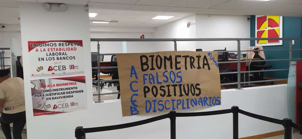 acebnacional's tweet photo. ACEB Medellín | #AEstaHorae en mítines de denuncia en @Davivienda  por #FalsosPositivosDisciplinarios Exigimos al banco no continúe con su política de atropellos y despidos 

❌NO a la biometría como instrumento para justificar despidos ¡ Afíliate ! ACEB 313 8700509 @uniamericas https://t.co/hLU8Kv8Gt4