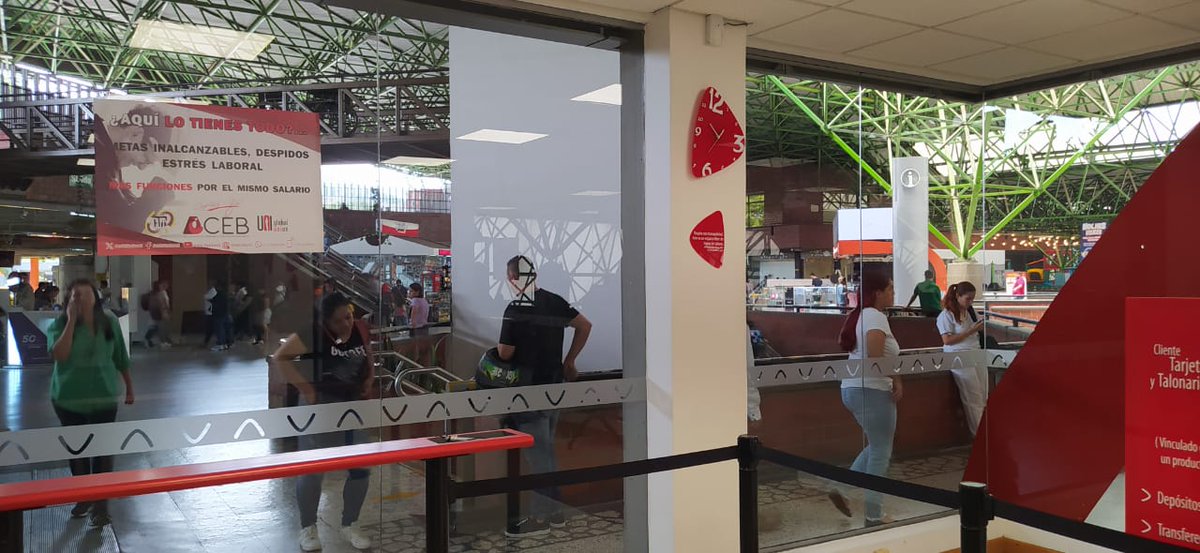 acebnacional's tweet photo. ACEB Medellín | #AEstaHorae en mítines de denuncia en @Davivienda  por #FalsosPositivosDisciplinarios Exigimos al banco no continúe con su política de atropellos y despidos 

❌NO a la biometría como instrumento para justificar despidos ¡ Afíliate ! ACEB 313 8700509 @uniamericas https://t.co/hLU8Kv8Gt4
