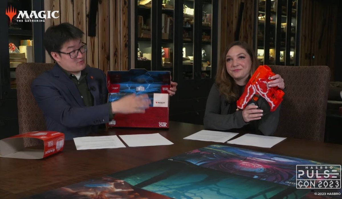 AliaDeschain's tweet image. #hasbropulsecon Adiós un Secret Lair Lightning Bolt, con una pistola lanzadora de dardos... por si se nos olvidaba de que Magic, the Gathering pertenece a una juguetera.