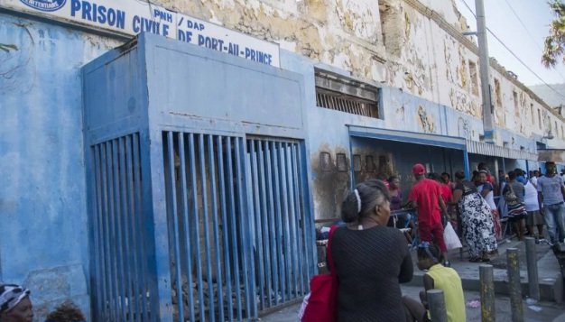 JLMagazine1's tweet image. @SOS pou Penitansye Nasyonal kote
epidemi kolera ap taye banda anndan prizon an. Daprè Me @ArnelREMY2, soti yè pou rive maten vandredi a, 2 prizonye pèdi lavi yo (Claude Israël /#Titanic18 ak Wilzert Volant / #hall4). Dirijan #CADDHO a swete #MSPP aji san pèdi tan. @JLMagazine1