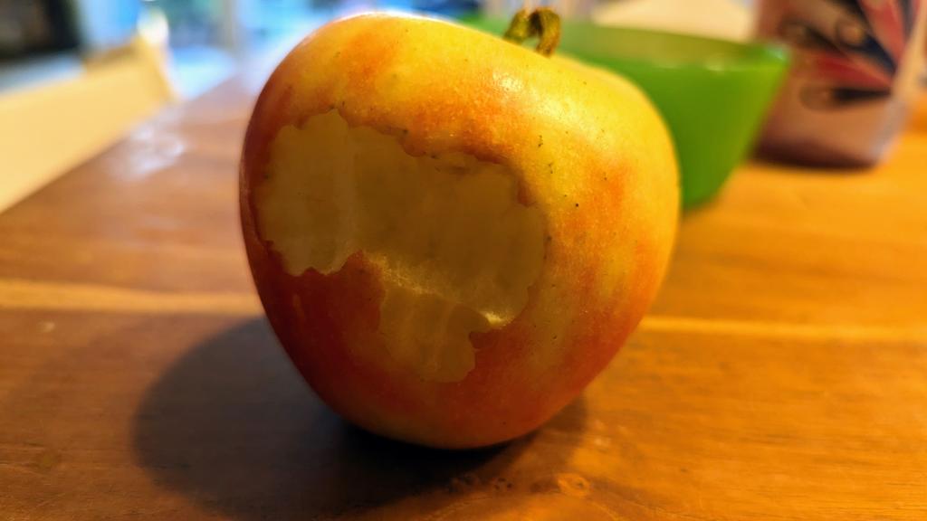 Meine Frau wurde heute vom <a href="/REWE_Supermarkt/">REWE</a> Verkäufer beschimpft und ihr wurde mit Polizei gedroht. Unser Kind hatte während des Einkaufs vom 🍎abgebissen, also die Einwaage an der Kasse verringert. Geht's noch?!?! 😡