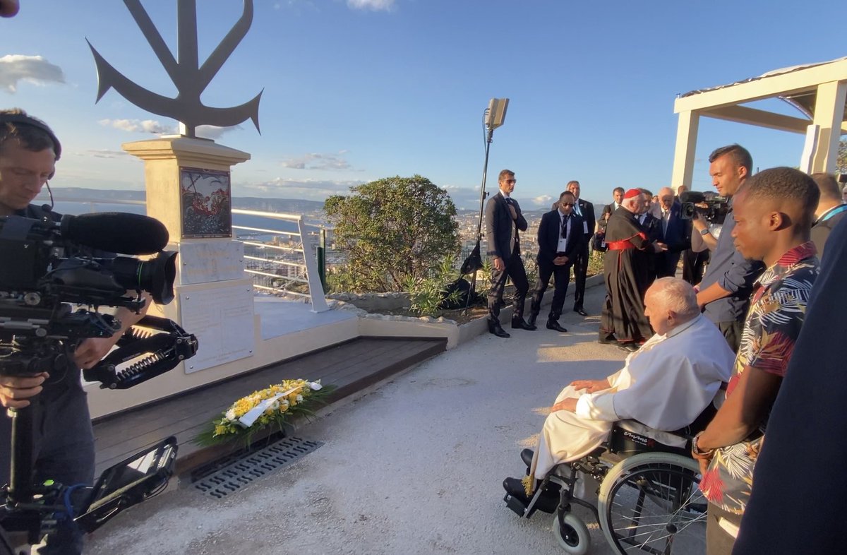 „Gewöhnen wir uns nicht daran, Schiffbrüche als Schlagzeilen und die Toten auf See als bloße Zahl zu betrachten.“ Papst Franziskus vor dem Denkmal für die auf See verschollenen Seeleute und Migranten in #Marseille