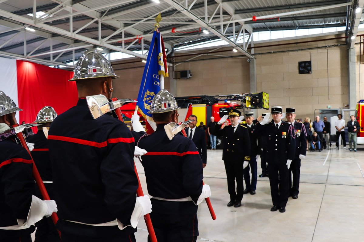 SDIS_10's tweet photo. Ce soir s'est déroulée la cérémonie de passation de commandement au centre d’incendie et de
secours de Troyes Ouest entre la capitaine N. Smouts et le lieutenant D. Gautier
Merci à la cne Smouts pour son engagement qui a été promue au grade de commandant
Félicitations ltn Gautier https://t.co/gQoPw6aOvK