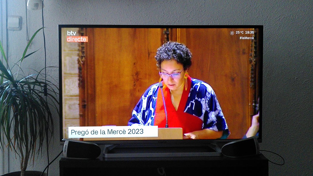 Nadiahufinger's tweet photo. "Per mi és molt estrany que defensar els drets de les dones sigui polèmic"
#LaNajatparlapernosaltres
@feministes_cat https://t.co/htrffEXZrb