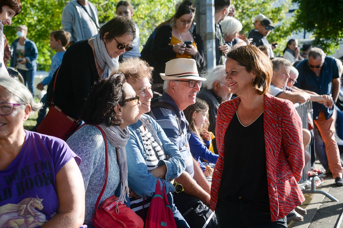 Johanna_Rolland's tweet photo. 🐾 Aujourd'hui la belle histoire entre #RoyalDeLuxe et #Bellevue se termine en beauté avec un grand spectacle pour toutes et tous dans les rues et sur les places du quartier. Les habitantes et les habitants, petits et grands, ont adopté pour toujours le #Xolo et le #BullMachin. https://t.co/uhYL3UAsTI