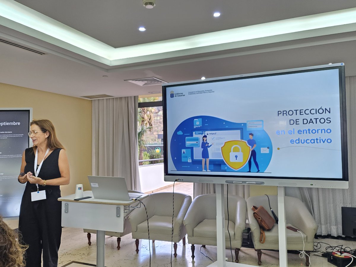Luz García, del Área de Tecnología Educativa (ATE), participa en las #Jornadascepnorte2324 con su ponencia "Gestión de la protección de datos en entornos educativos"@EducacionCan