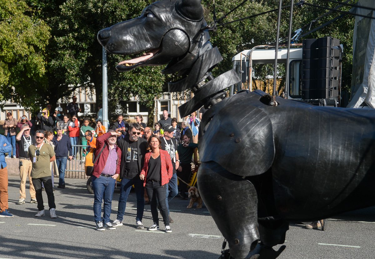 Johanna_Rolland's tweet photo. 🐾 Aujourd'hui la belle histoire entre #RoyalDeLuxe et #Bellevue se termine en beauté avec un grand spectacle pour toutes et tous dans les rues et sur les places du quartier. Les habitantes et les habitants, petits et grands, ont adopté pour toujours le #Xolo et le #BullMachin. https://t.co/uhYL3UAsTI