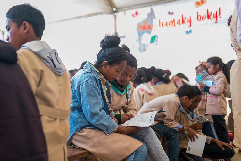 DebordFrederic's tweet photo. La promotion du livre et de la lecture à #Madagascar est un engagement fort d'@Orange_mg, avec le soutien de la @FondationOrange. La Foire du livre d'Andriampamaky en est une parfaite illustration ! Les enfants ont aussi apprécié notre atelier #SuperCodeurs 😉 https://t.co/GmRLaKXso0