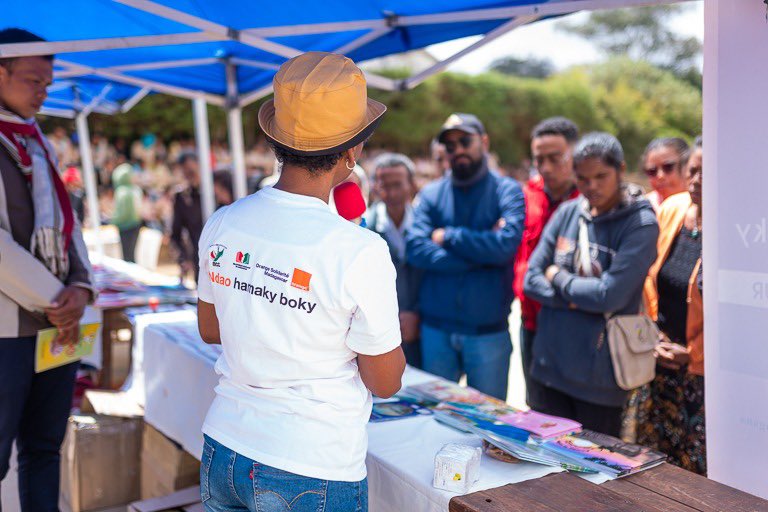 DebordFrederic's tweet photo. La promotion du livre et de la lecture à #Madagascar est un engagement fort d'@Orange_mg, avec le soutien de la @FondationOrange. La Foire du livre d'Andriampamaky en est une parfaite illustration ! Les enfants ont aussi apprécié notre atelier #SuperCodeurs 😉 https://t.co/GmRLaKXso0